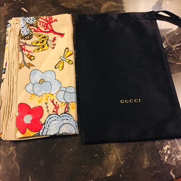 Gucci Silk Scarf with velvet case - Picture 1 of 14